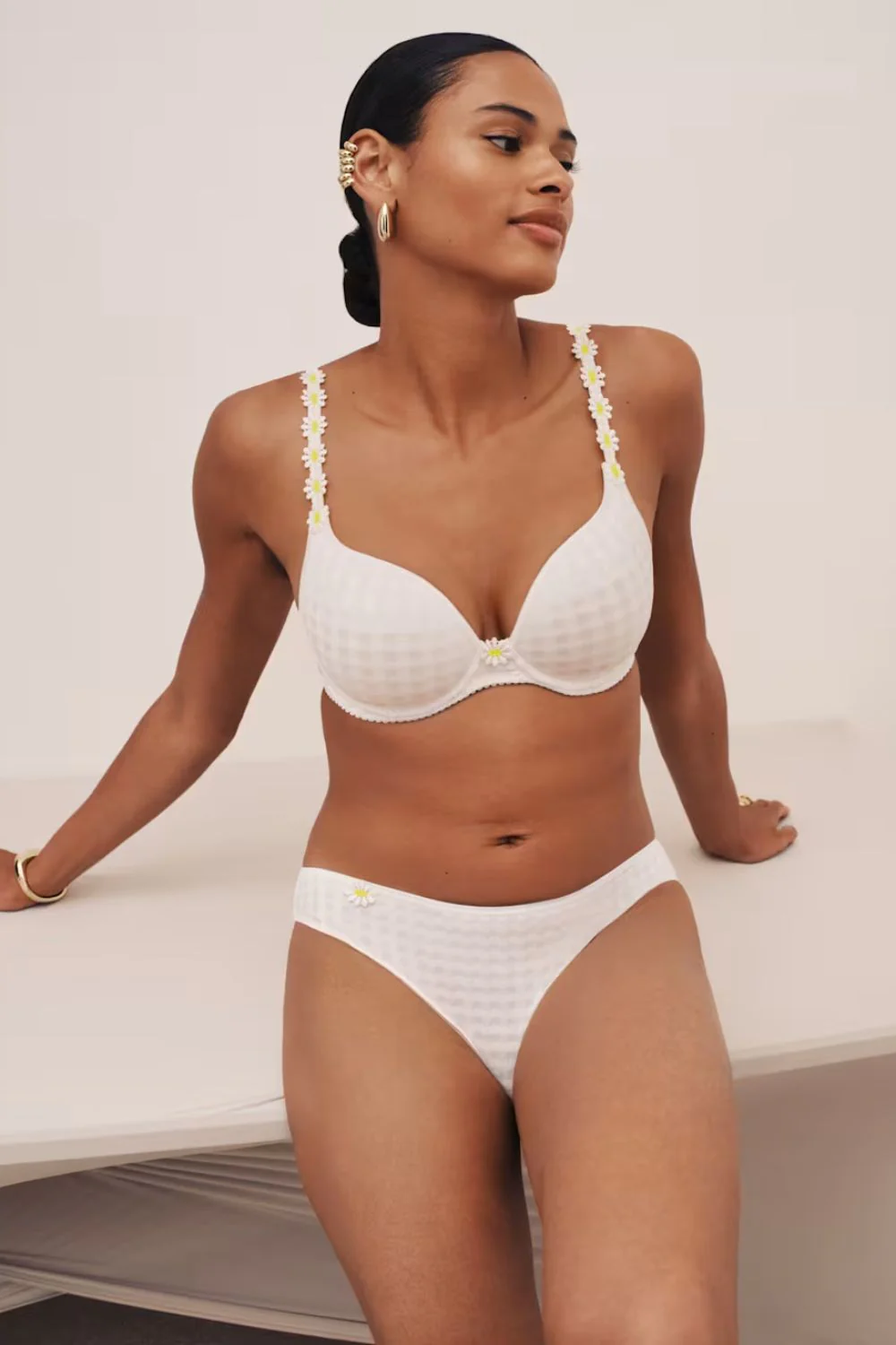 Marie Jo center look