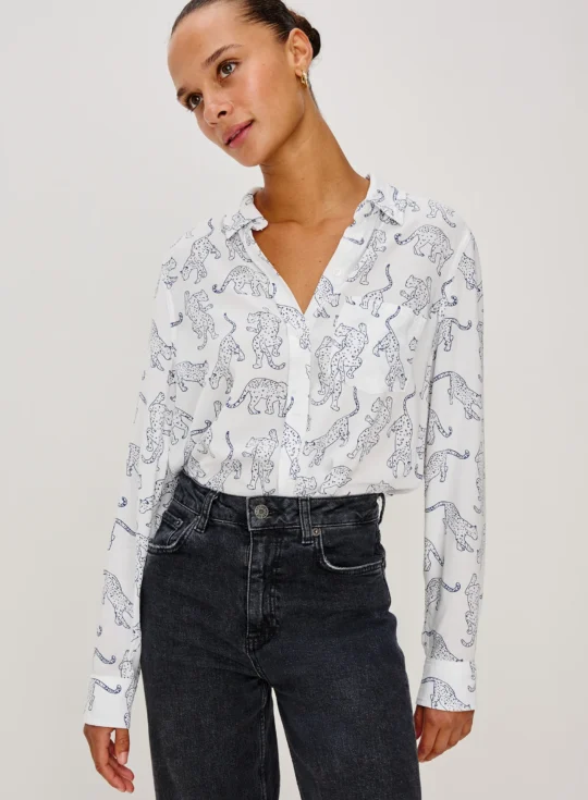 Girl wearing a white shirt and jeans