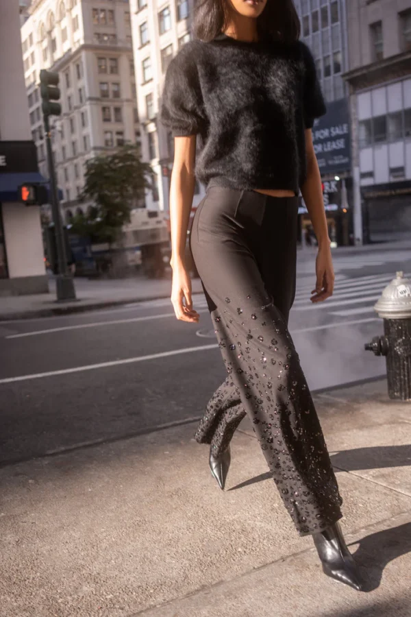 Seductive | Kimberly Flower Pearl trousers in black - Image 3